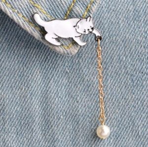 ⚪🐈 Playful Kitty Chain Pin